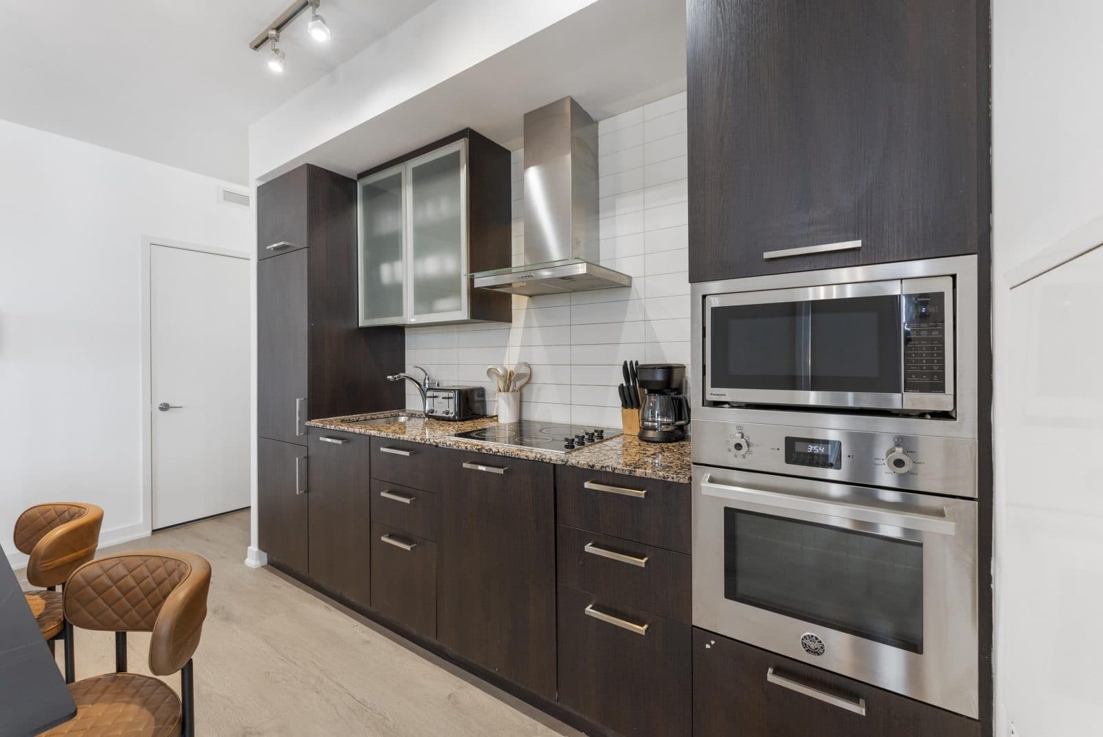 Skyline 3BR Suite with Sofa Bed near Harbourfront — photo 3 — York, CN Tower