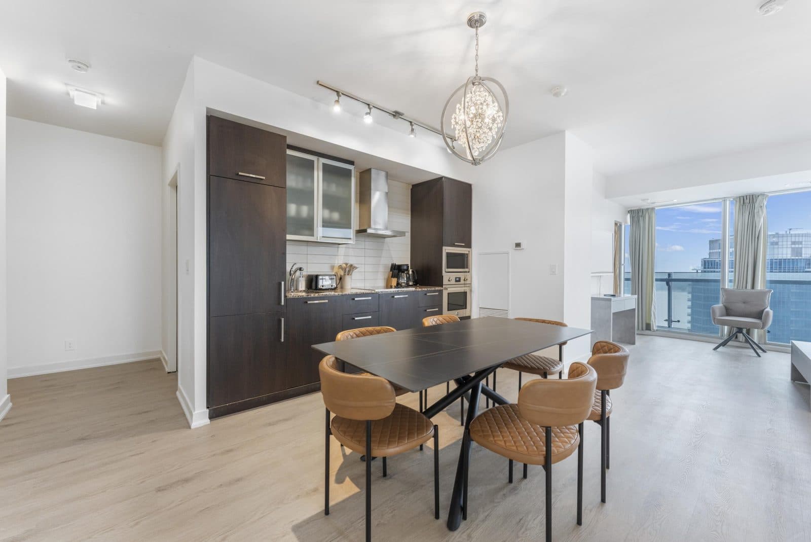 Skyline 3BR Suite with Sofa Bed near Harbourfront — photo 4 — York, CN Tower