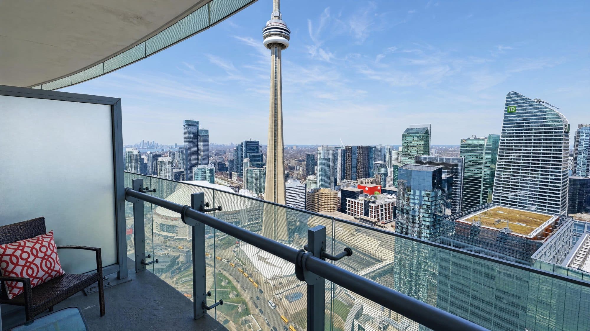 Skyline Studio Suite with Queen Bed near Harbourfront — photo 2 — York, CN Tower