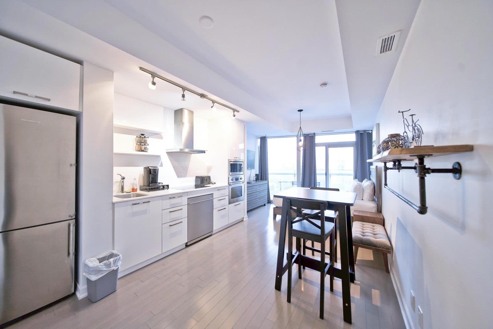 City-View Studio Suite with Sofa Bed near Harbourfront — photo 3 — York, CN Tower