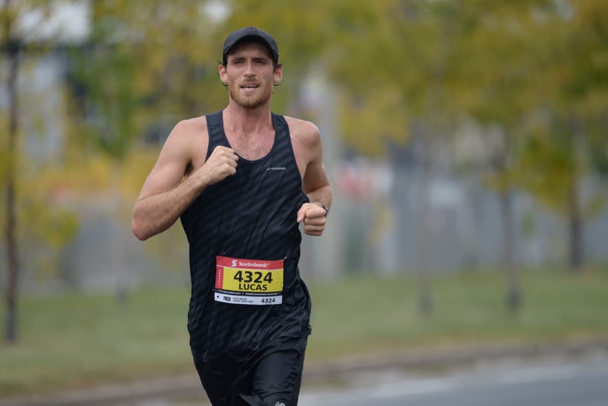 A runner wearing a black singlet and cap at the Toronto Waterfront Marathon in 2016